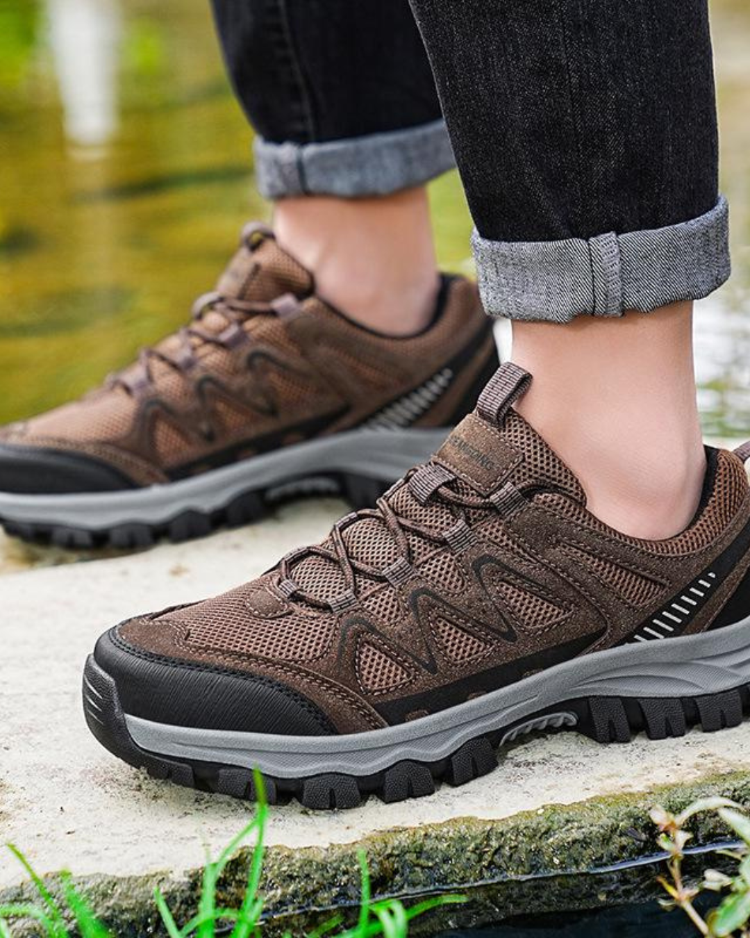 Zapatillas KALO marrones con cordones y suela antideslizante gris; vista cercana.