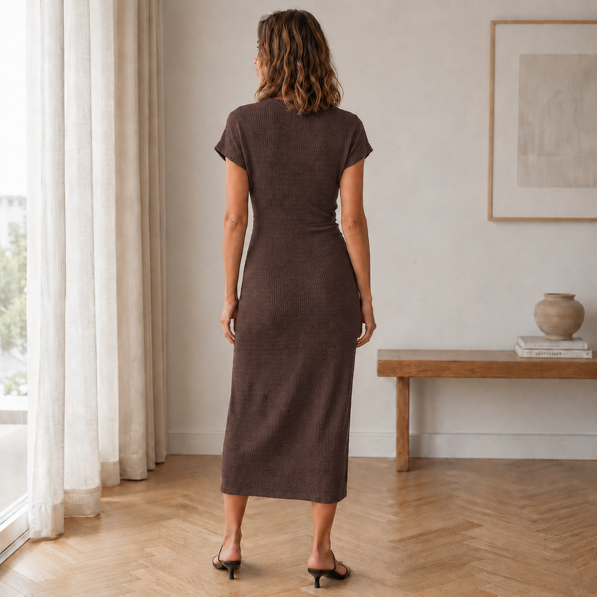 Vestido midi de punto marrón con caída recta y vista trasera