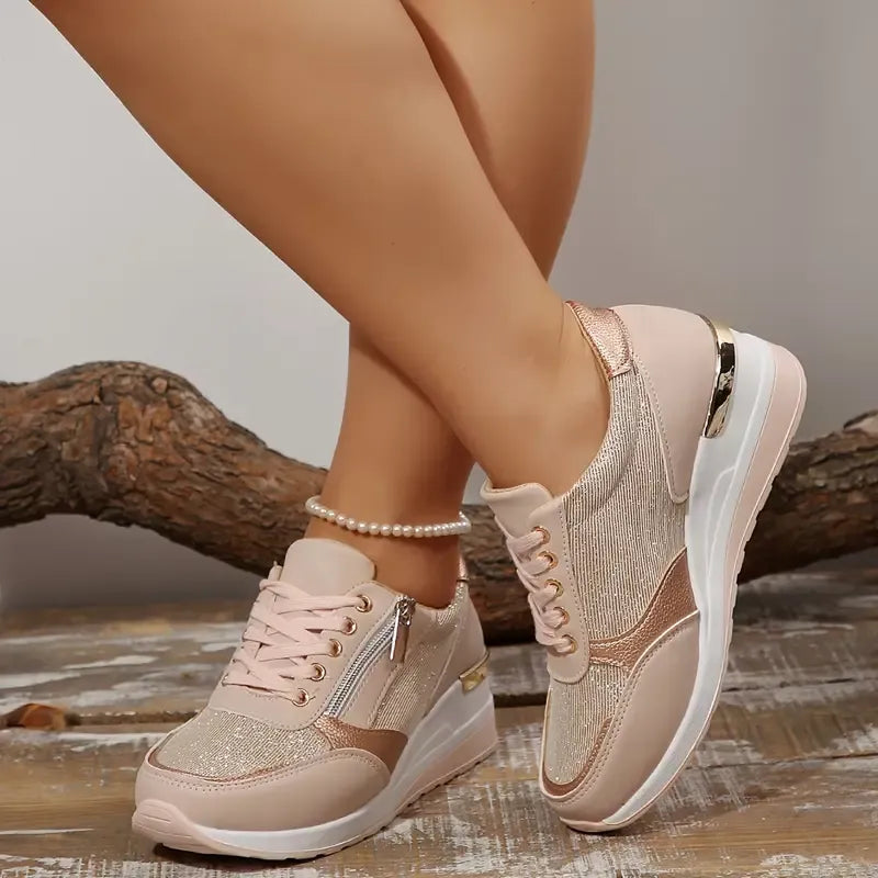Zapatillas Sira beige rosadas con cordones, detalles brillantes y cierre lateral