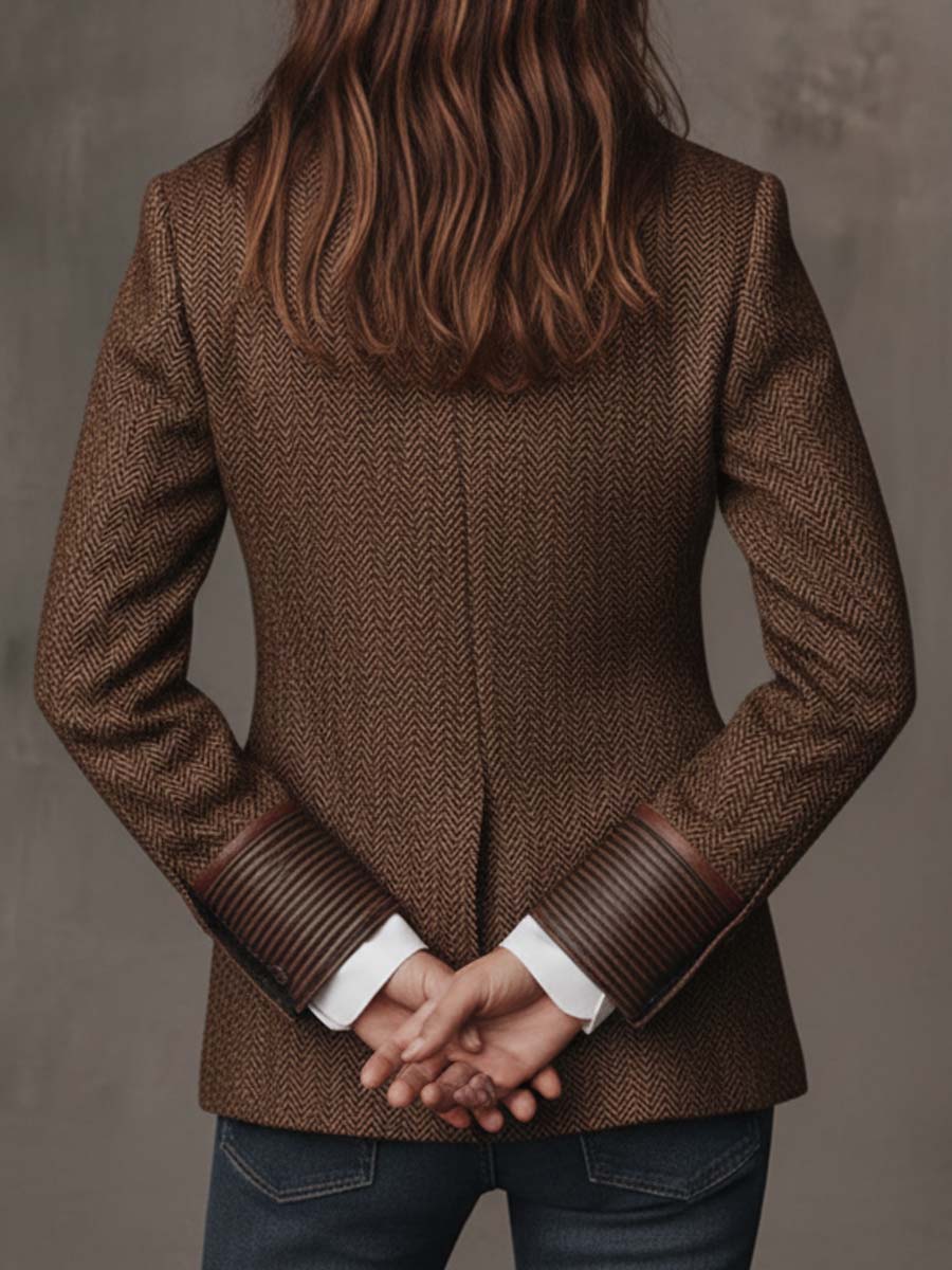 Chaqueta marrón con diseño en espiga y paneles estampados, puños y solapas visibles