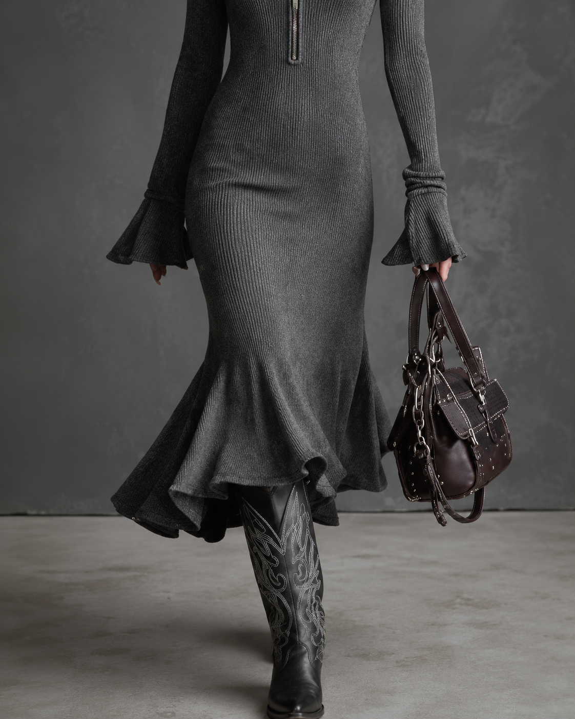 Vestido midi de punto gris oscuro con bajo acampanado y mangas acampanadas con volante