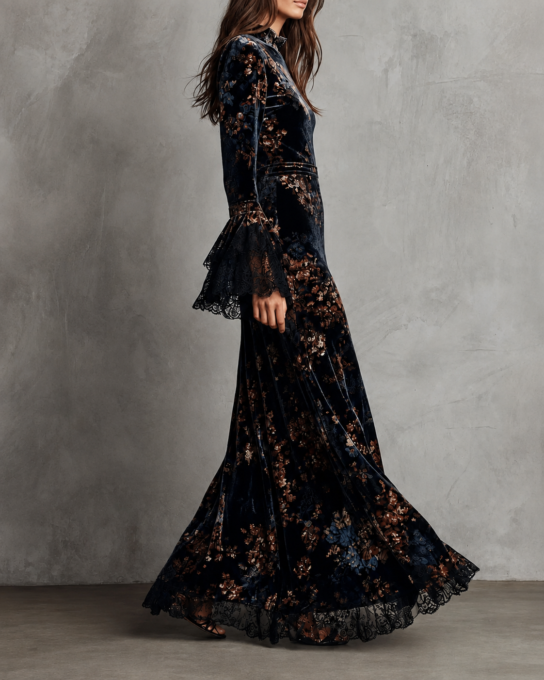 Vestido largo negro con flores doradas y azules, falda amplia y mangas acampanadas con encaje