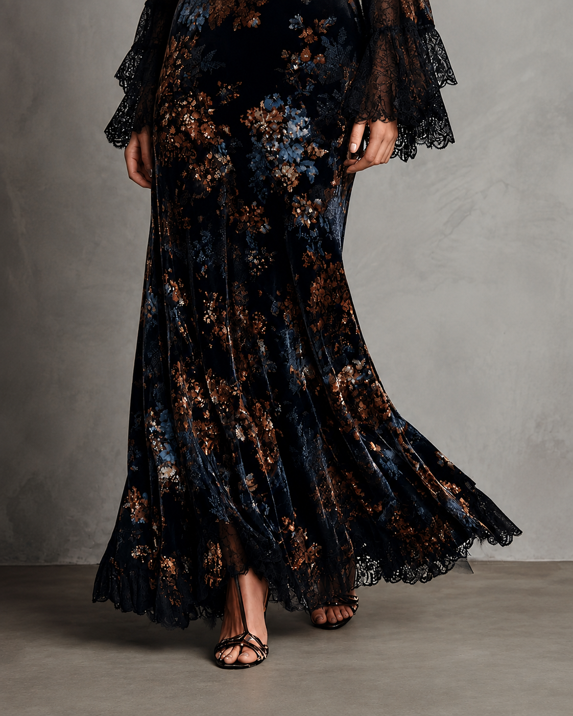 Vestido largo negro con estampado floral en tonos azules y dorados, mangas de encaje