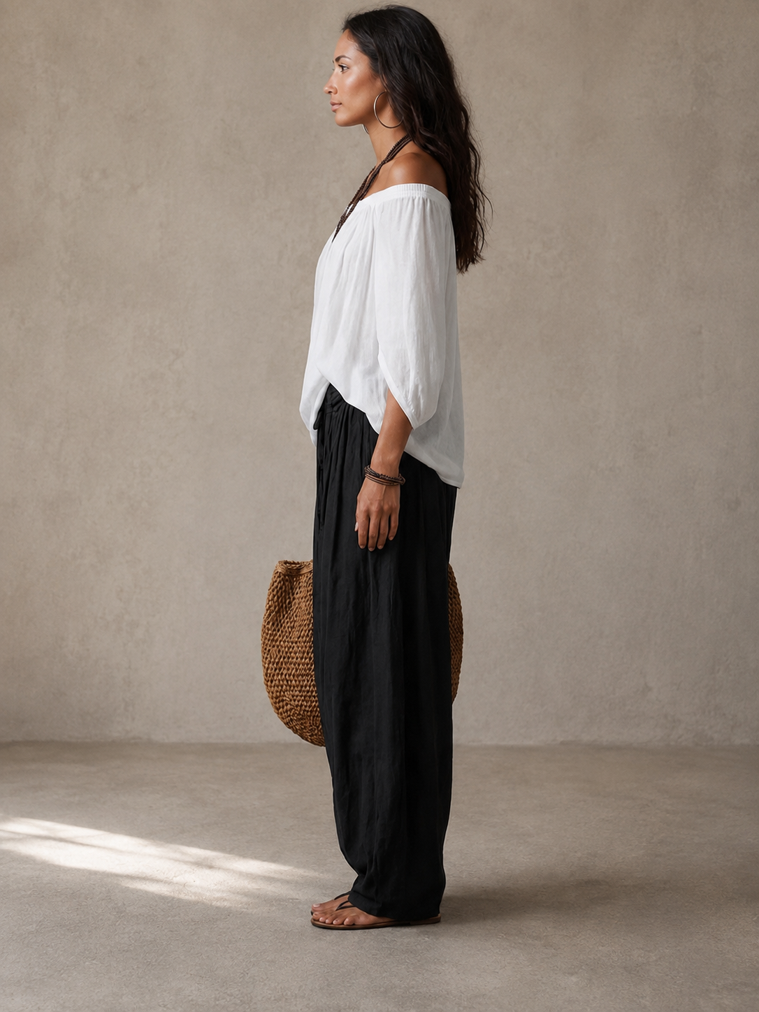 Conjunto BIANCA de perfil: blusa blanca con caída de manga y falda negra holgada