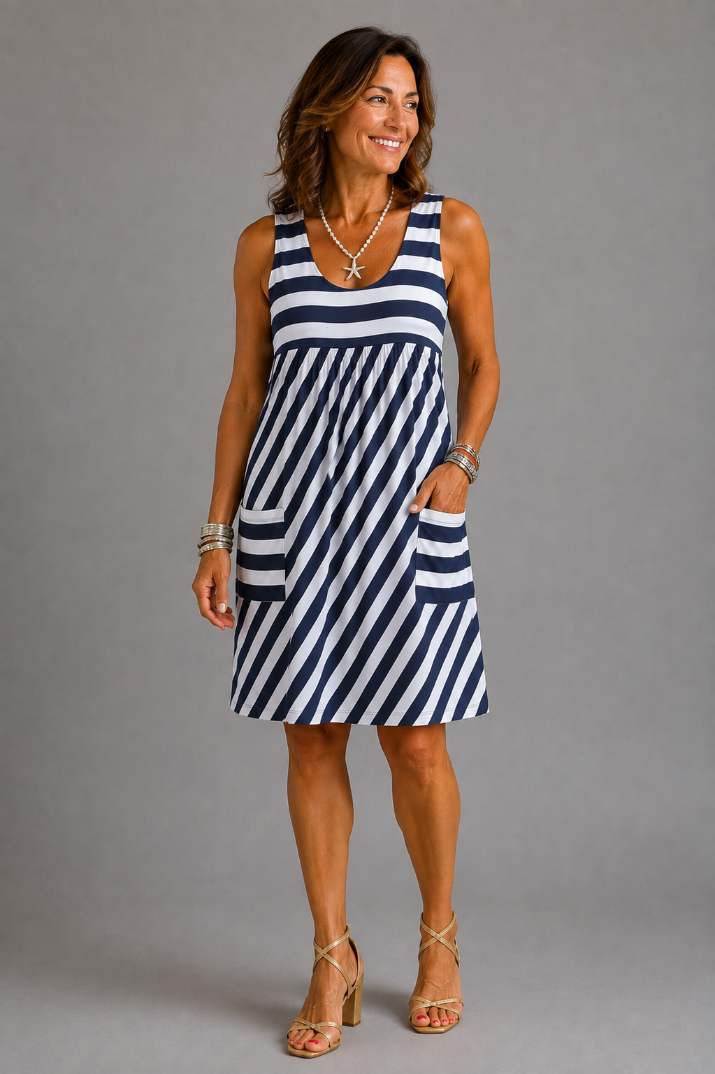 Vestido rayado azul marino y blanco con cintura fruncida y bolsillos laterales