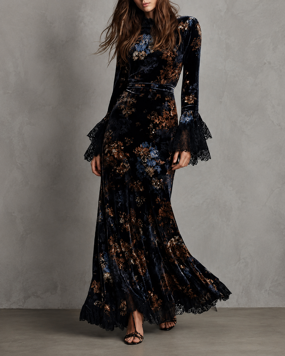 Vestido largo negro con estampado floral azul y dorado, mangas acampanadas y falda amplia