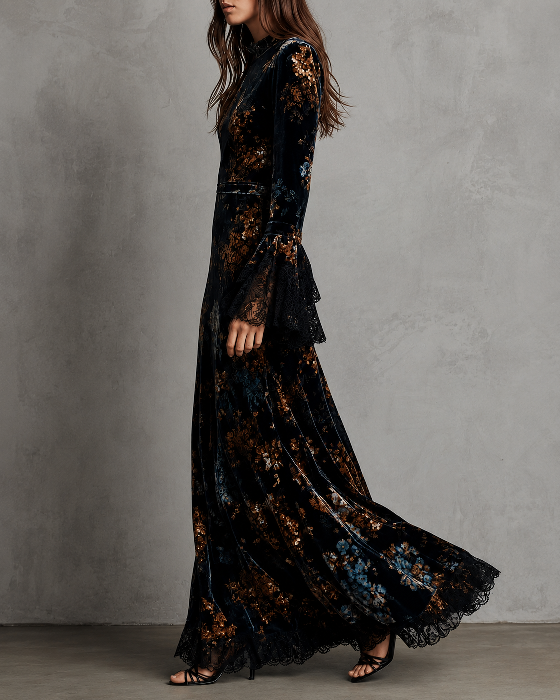 Vestido largo negro con estampado floral dorado y mangas acampanadas con ribete de encaje