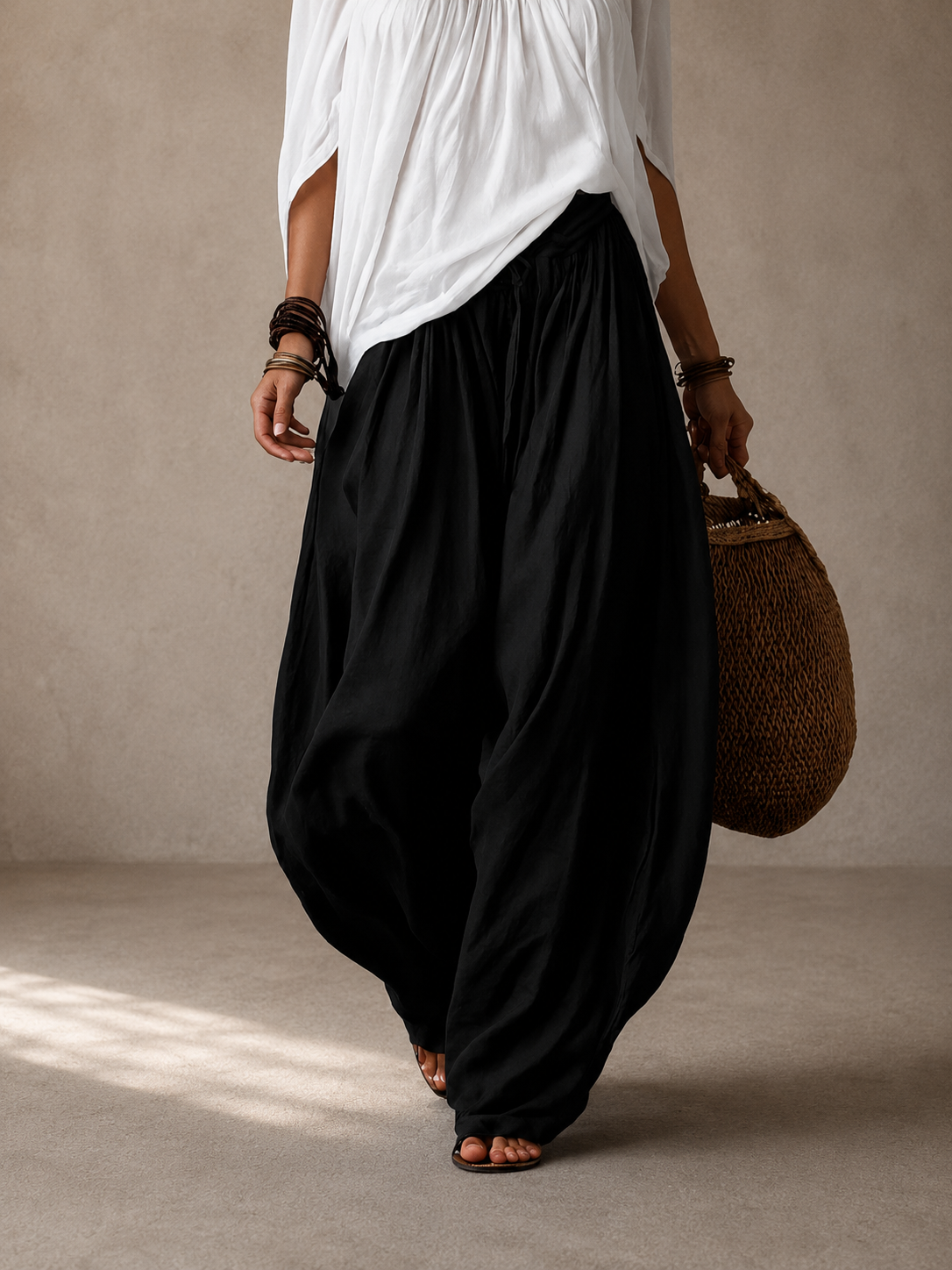 Conjunto BIANCA: blusa blanca con caída asimétrica y falda negra drapeada
