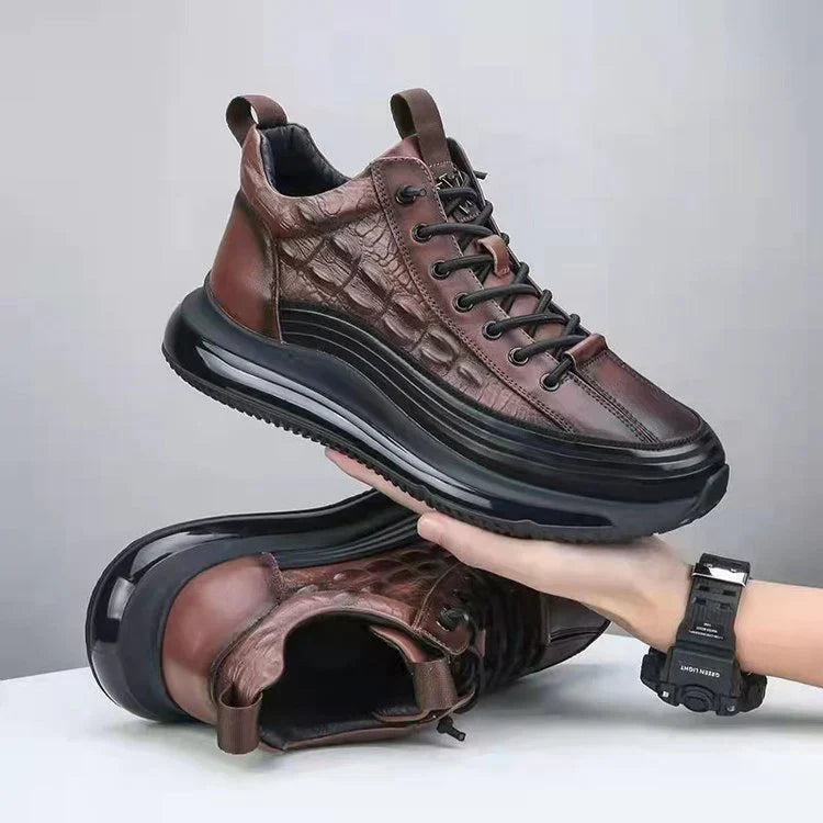 Zapatillas deportivas marrón de cuero con cordones y suela gruesa negra