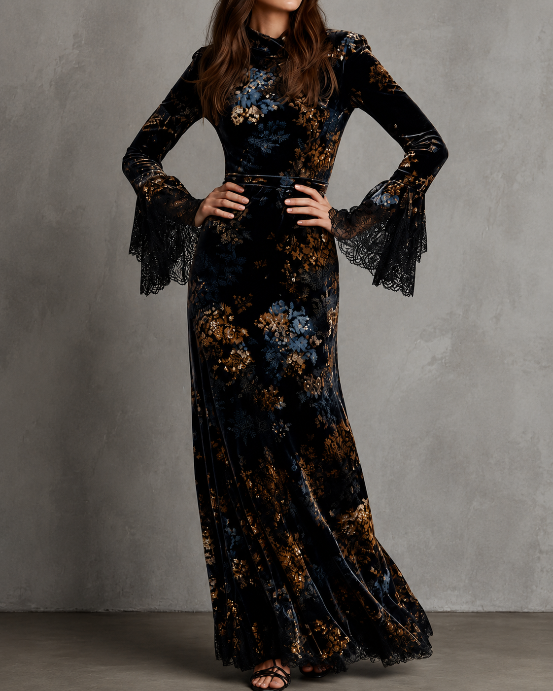 Vestido largo negro con estampado floral azul y dorado, cinturón ancho y mangas acampanadas de encaje