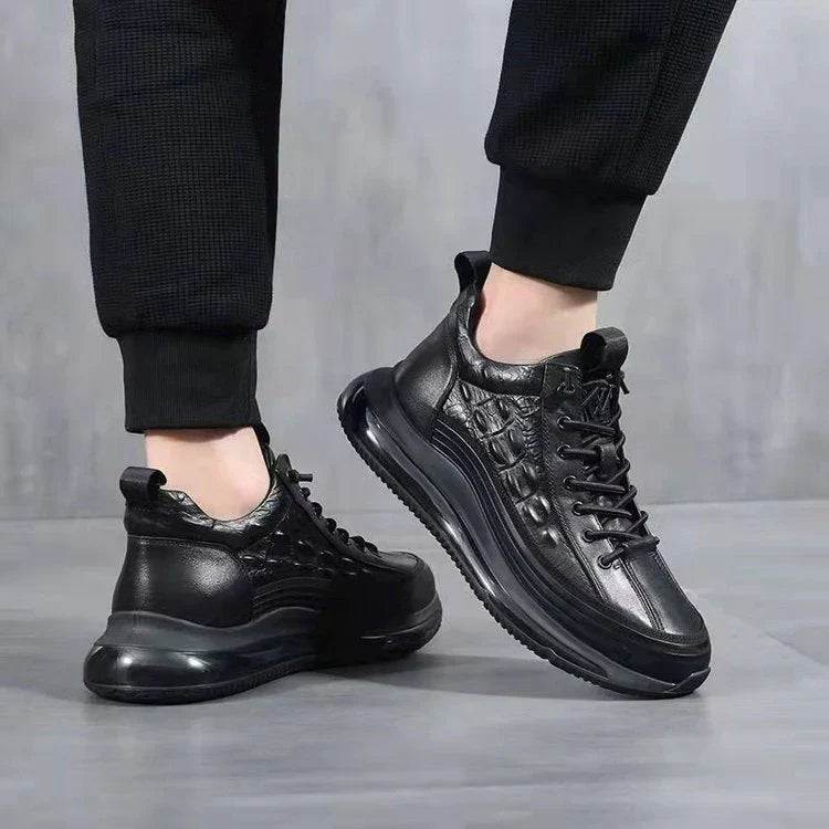 Zapatillas negras de cuero con cordones y suela gruesa, vista lateral