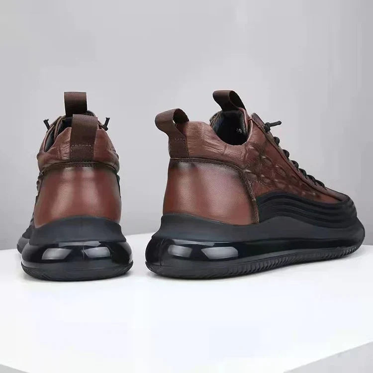 Zapatillas marrón con cordones, talón reforzado y suela negra con cámara