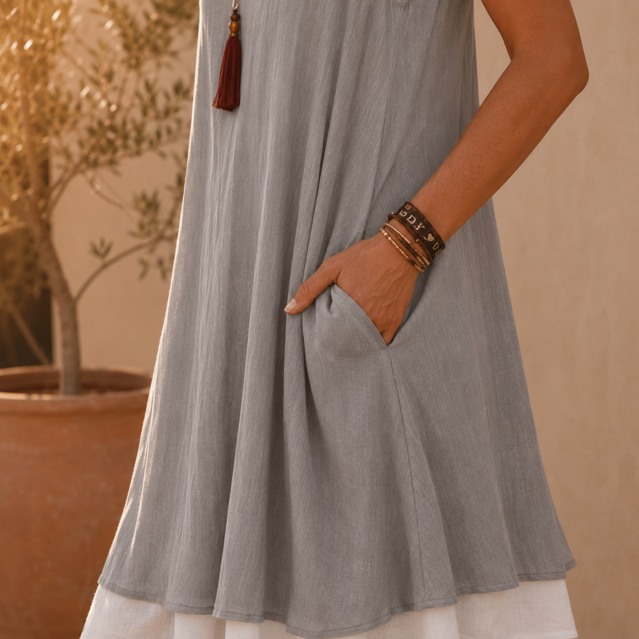 Vestido gris con bolsillo lateral y capa inferior blanca asomando