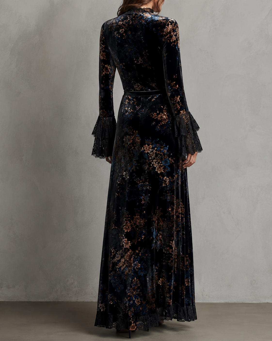 Vestido largo negro con estampado floral y mangas acampanadas de encaje, vista trasera