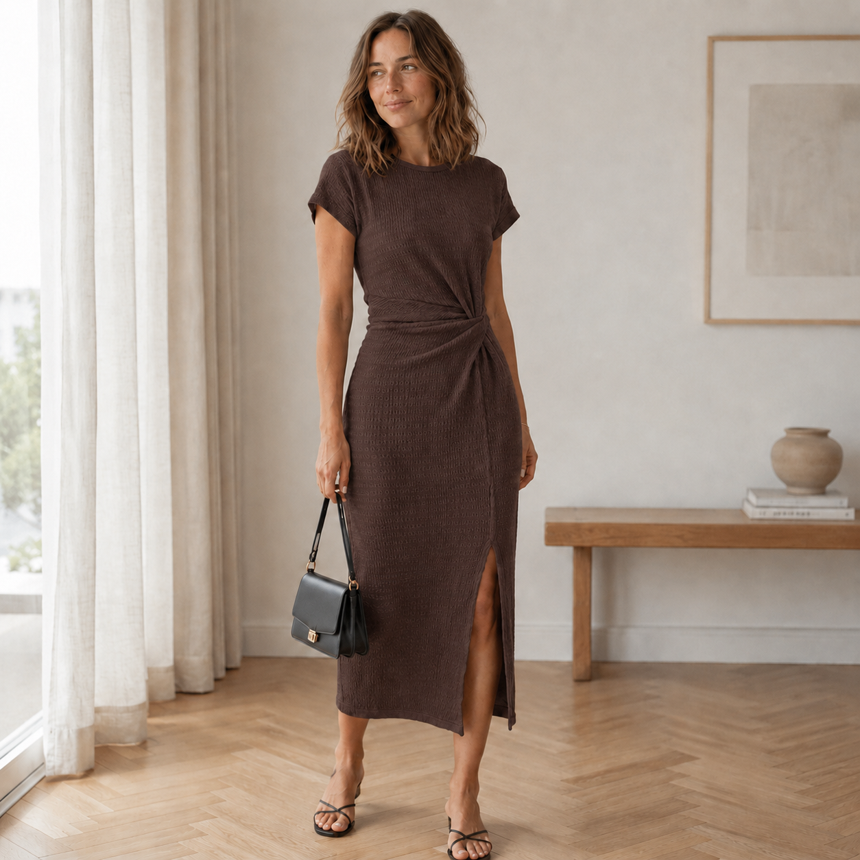 Vestido midi de punto marrón con nudo en la cintura y abertura lateral
