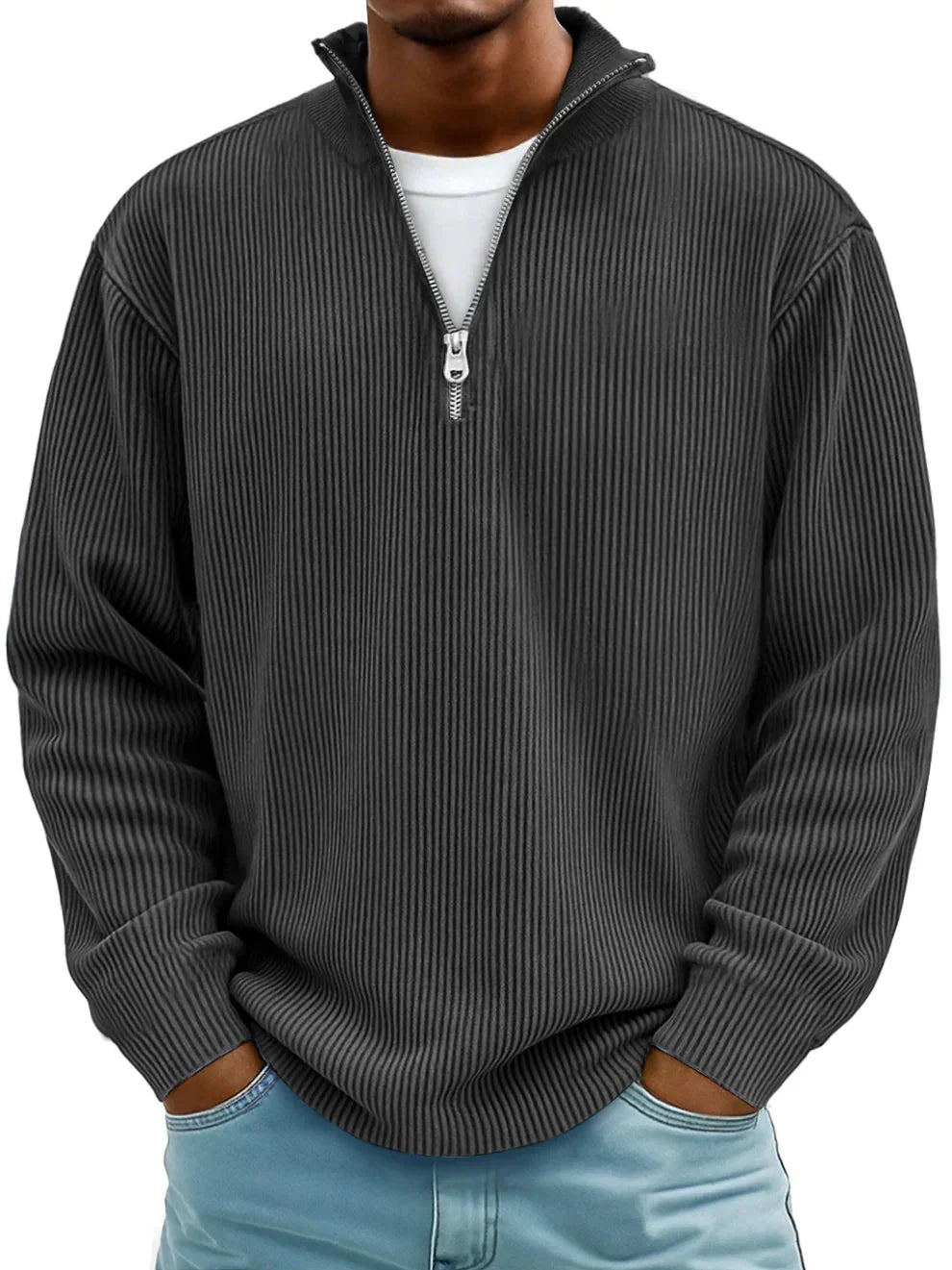 Suéter de punto negro con media cremallera, cuello alto y textura acanalada, manga larga.