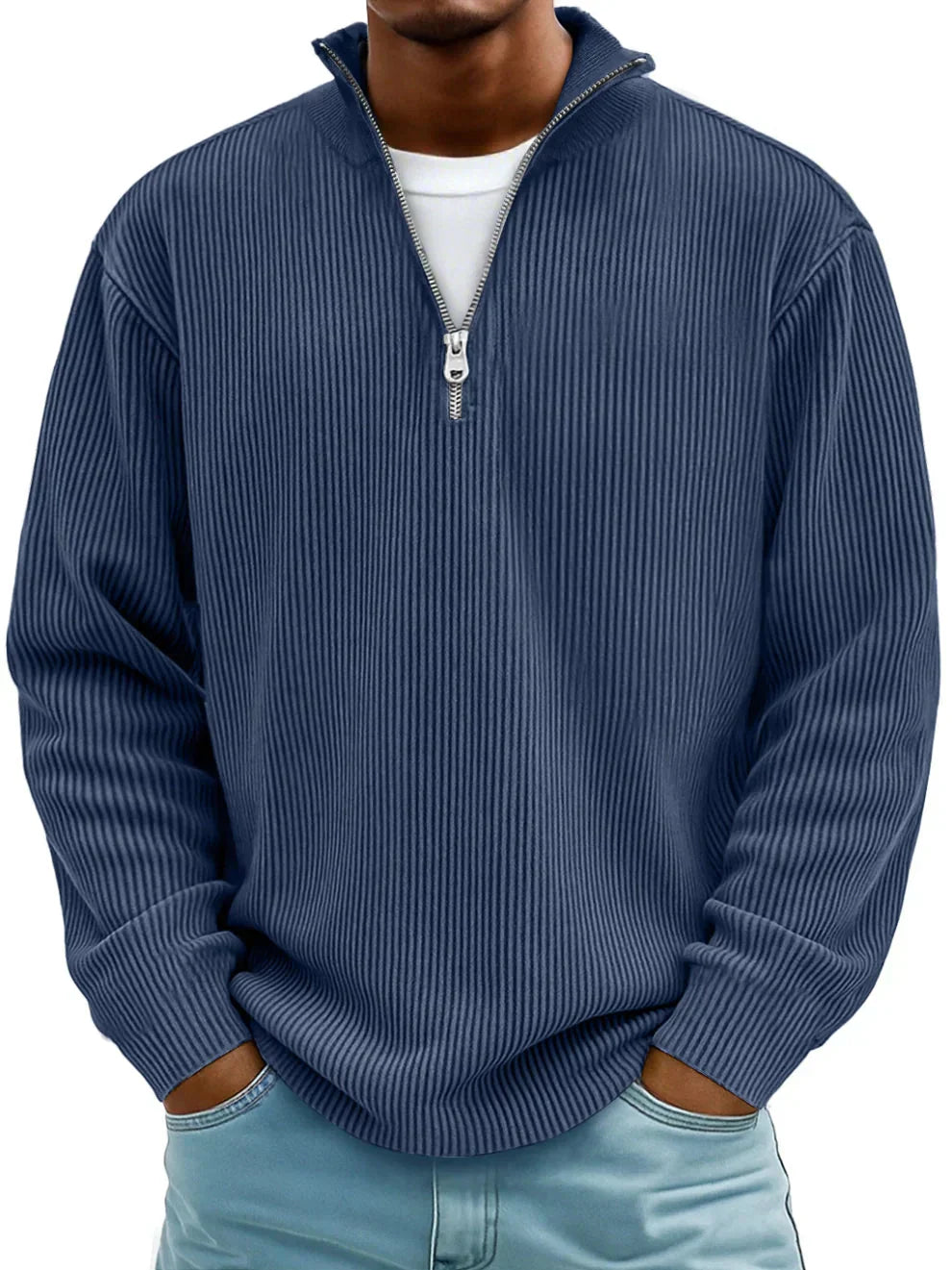 Suéter de punto azul marino con media cremallera, cuello alto y textura acanalada, manga larga.