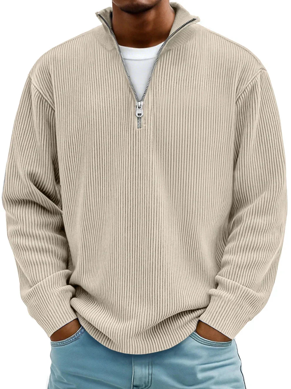 Suéter de punto beige con media cremallera, cuello alto y textura acanalada, manga larga.