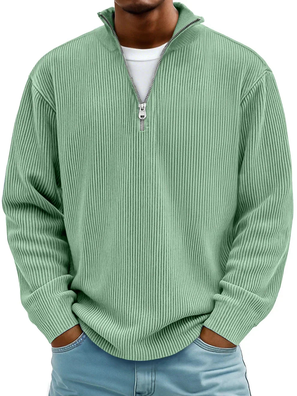 Suéter de punto verde con media cremallera y cuello alto, textura acanalada, manga larga.