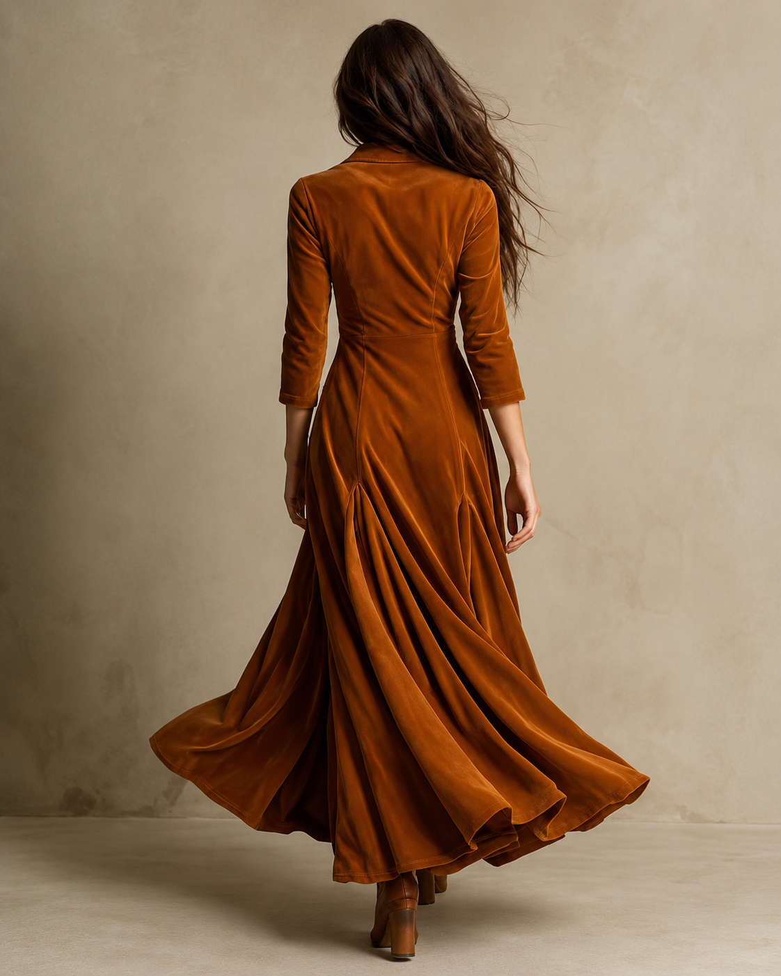 Vestido estilo blazer años 70 marrón con botones y falda acampanada plisada (vista trasera).