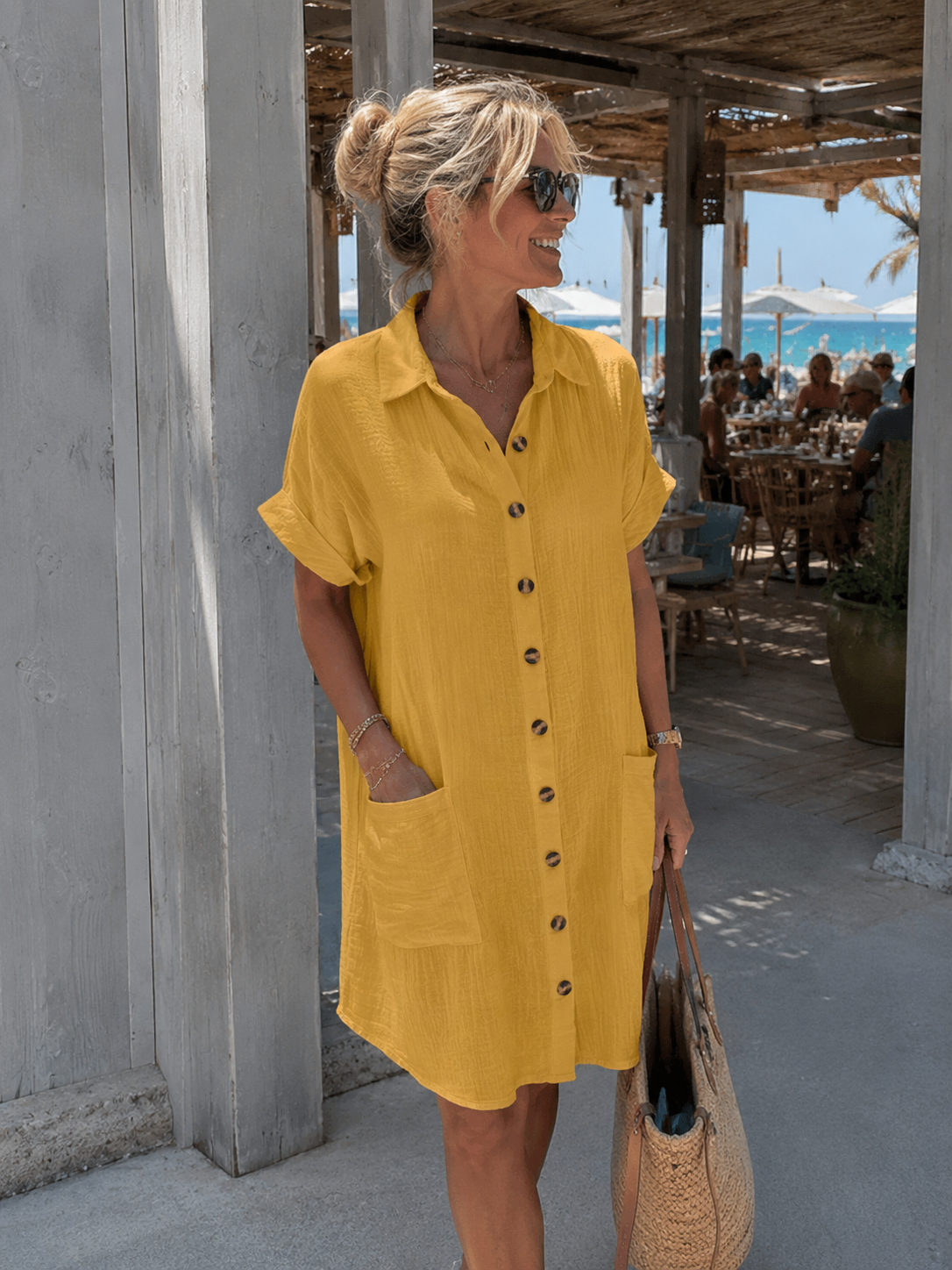 Vestido camisero amarillo mostaza con botones frontales y bolsillo en el pecho