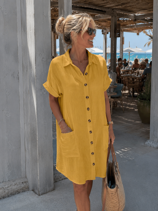 Vestido camisero amarillo mostaza con botones frontales y bolsillo en el pecho