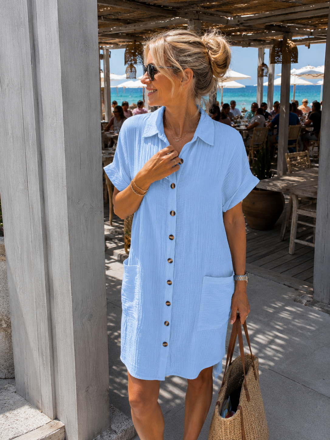 Vestido camisero azul claro con botones y bolsillo delantero