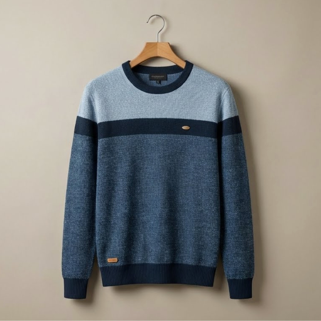Jersey de punto azul claro con franja azul marino y detalle ovalado en el pecho