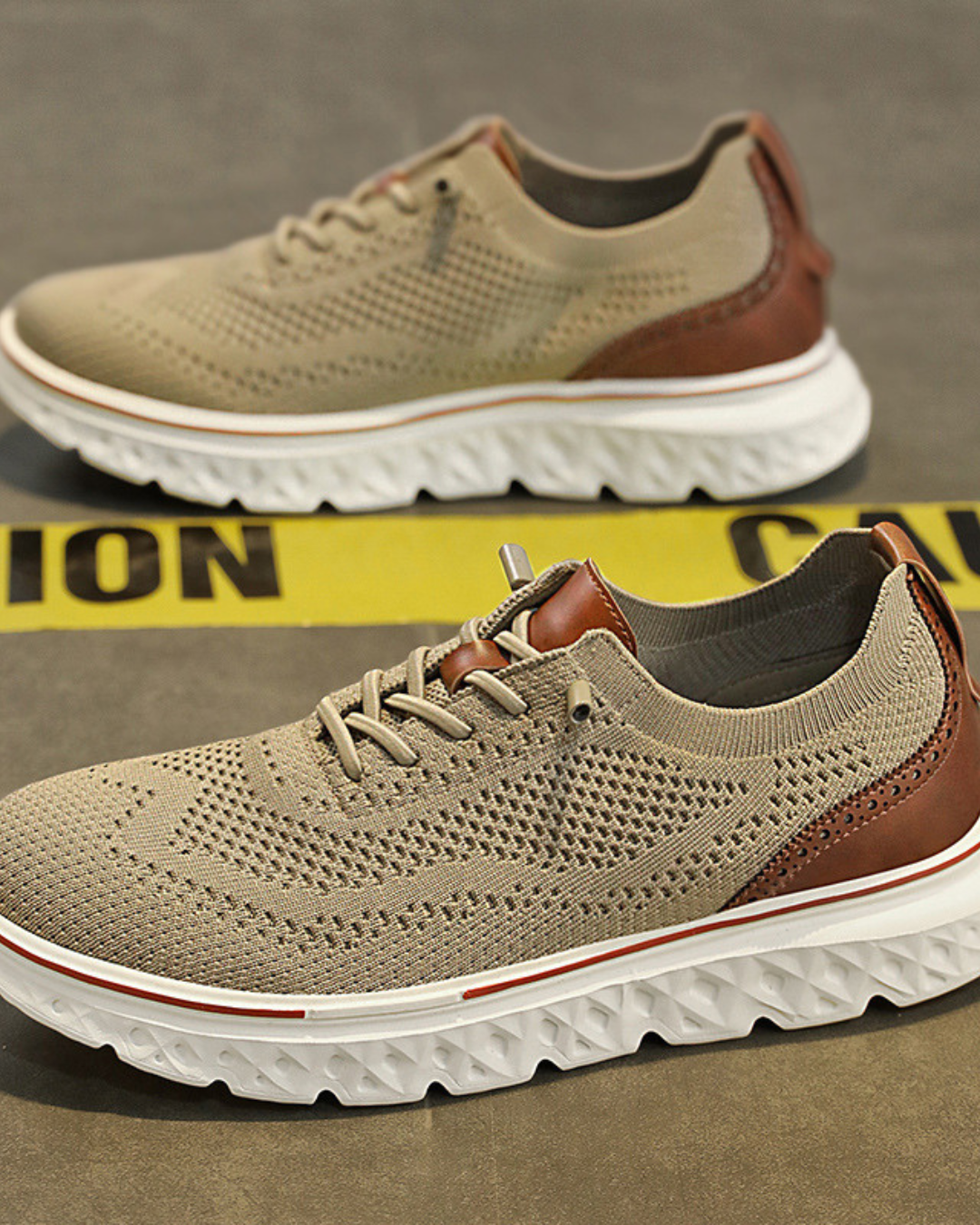 Zapatillas Comfort Move beige con cordones, cuello marrón y suela blanca con relieve.