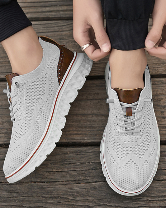 Zapatillas Comfort Move blancas con cordones y cuello marrón, suela blanca borde rojo.