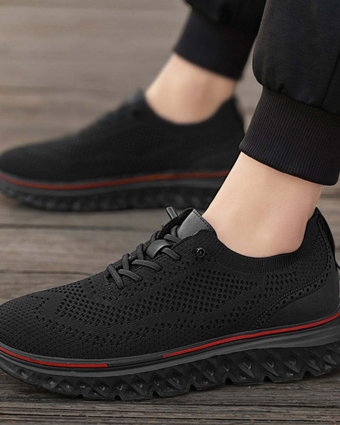 Zapatillas Comfort Move negras con cordones, suela acolchada con borde rojo.