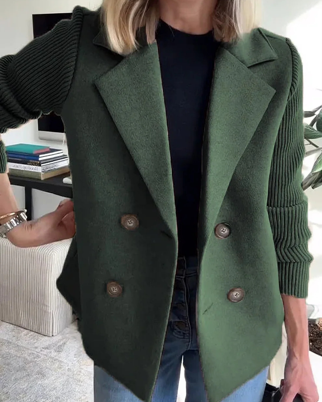 Chaqueta blazer verde con solapas, cuatro botones marrones y mangas acanaladas