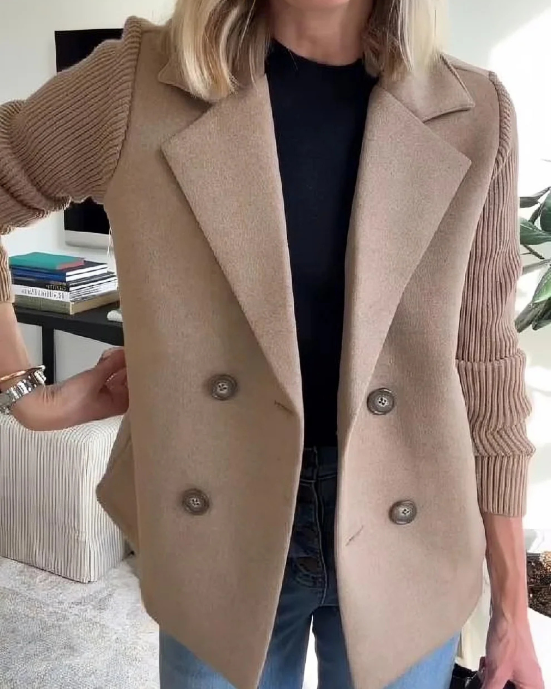Chaqueta blazer beige con solapas, cuatro botones marrones y mangas acanaladas
