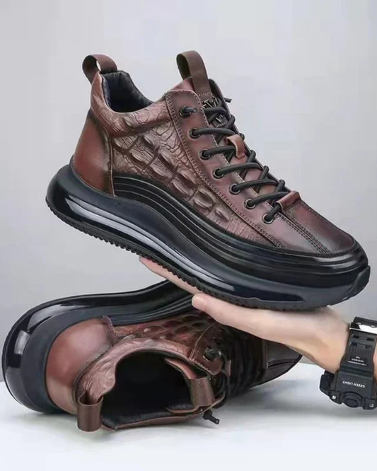 Zapatos LUCA marrones tipo bota alta con cordones y suela gruesa negra