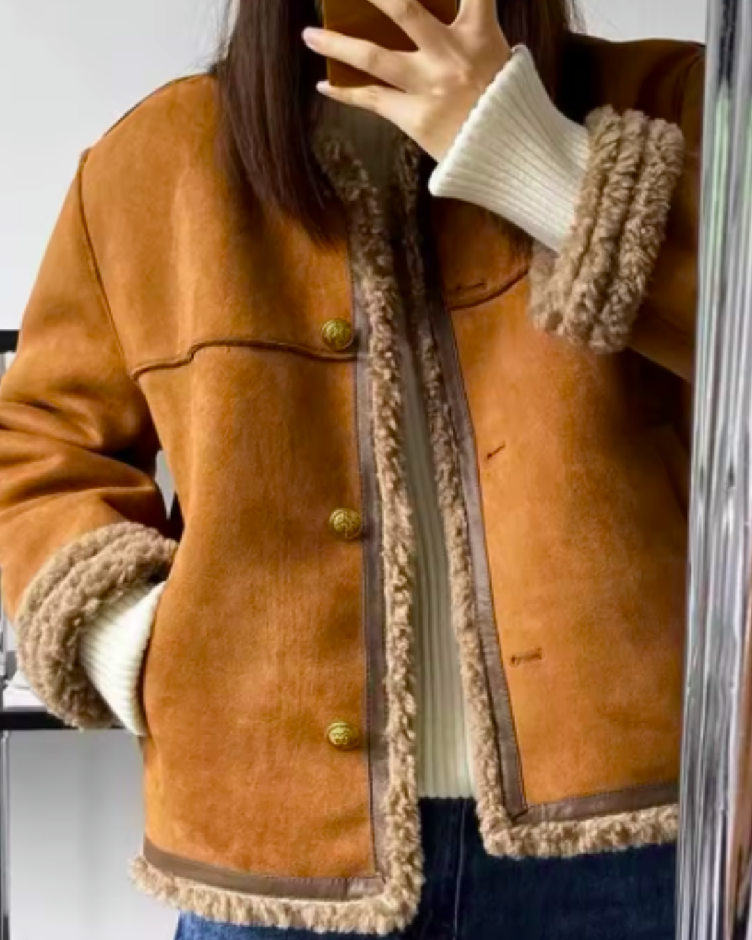 Chaqueta ante camel con tapeta de borreguillo y botones dorados, vista frontal de cerca