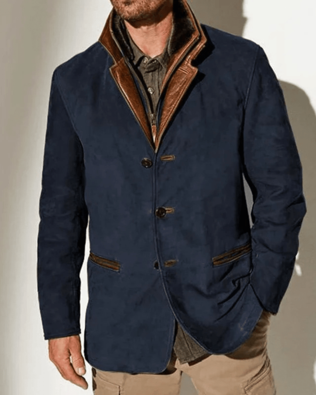 Chaqueta de solapa azul marino con ribetes marrón y botones frontales