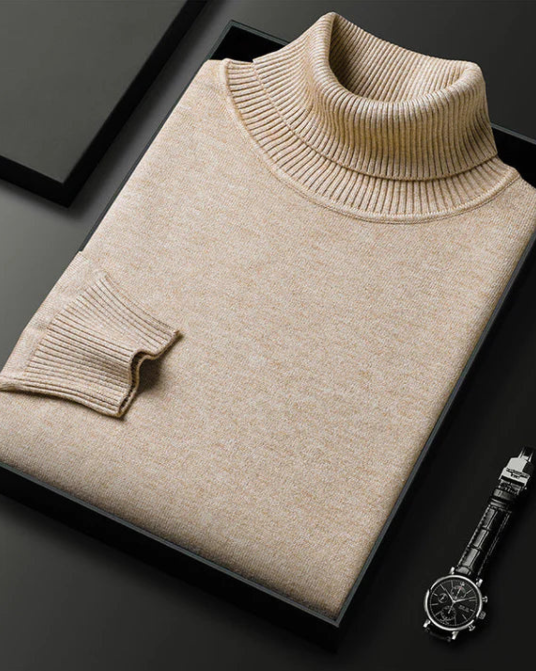 Jersey beige de punto con cuello alto acanalado y manga larga, textura uniforme
