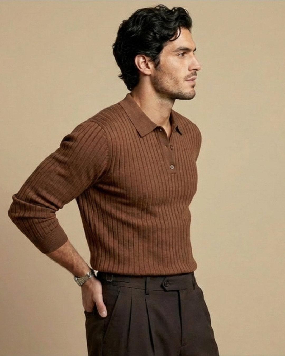 Jersey polo de punto marrón, corte ajustado, vista lateral con tapeta de botones