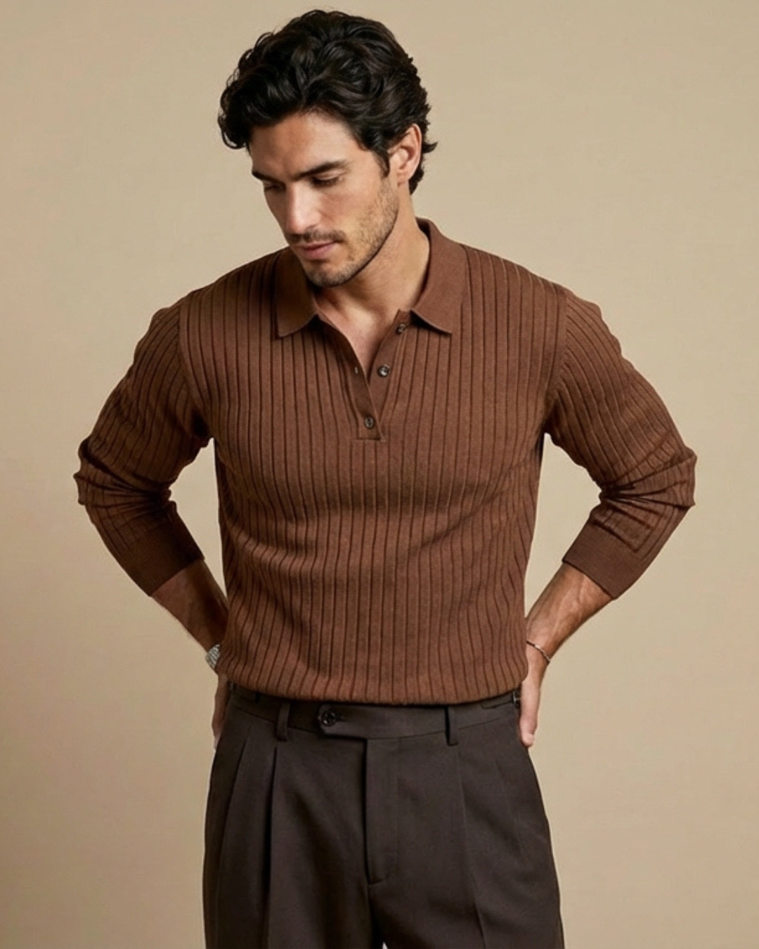 Jersey polo de punto marrón, manga larga ajustada, cuello con botones y canalé