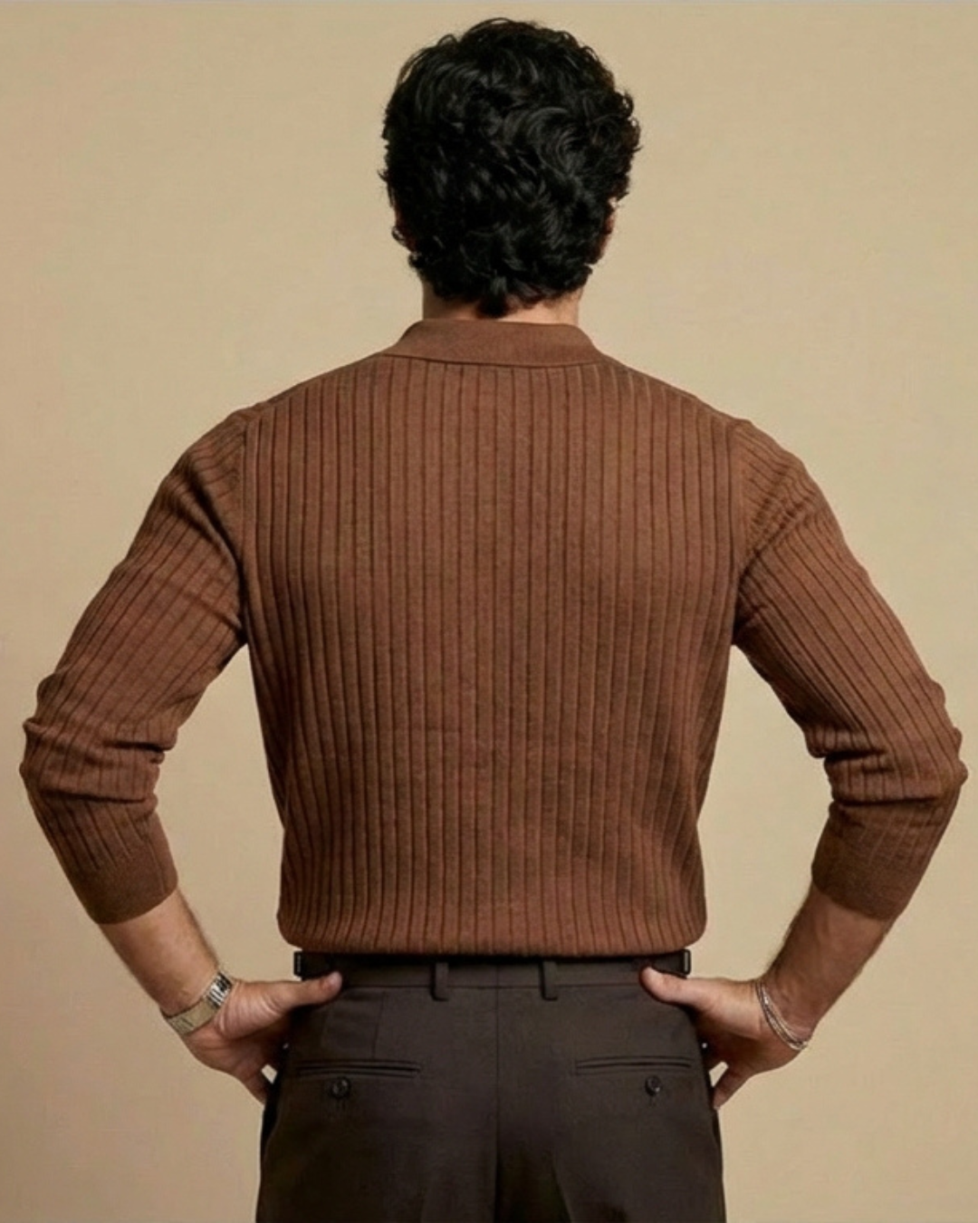 Jersey slim fit marrón de punto acanalado, cuello tipo polo con tapeta de botones