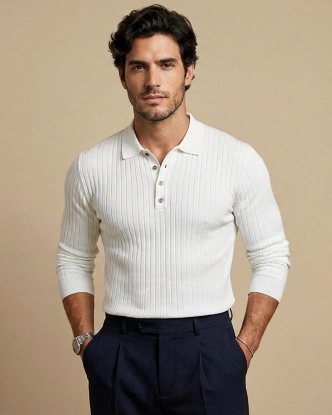 Jersey slim fit blanco de punto acanalado, cuello tipo polo con tapeta de botones