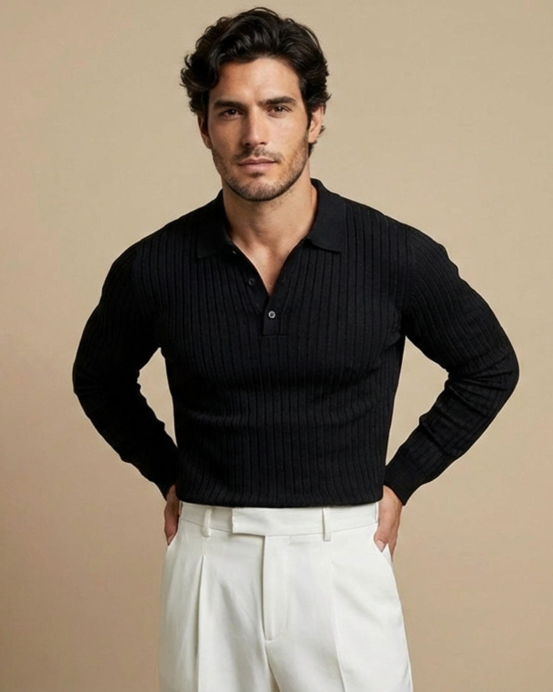 Jersey polo de punto negro, manga larga ajustada, cuello con botones y canalé