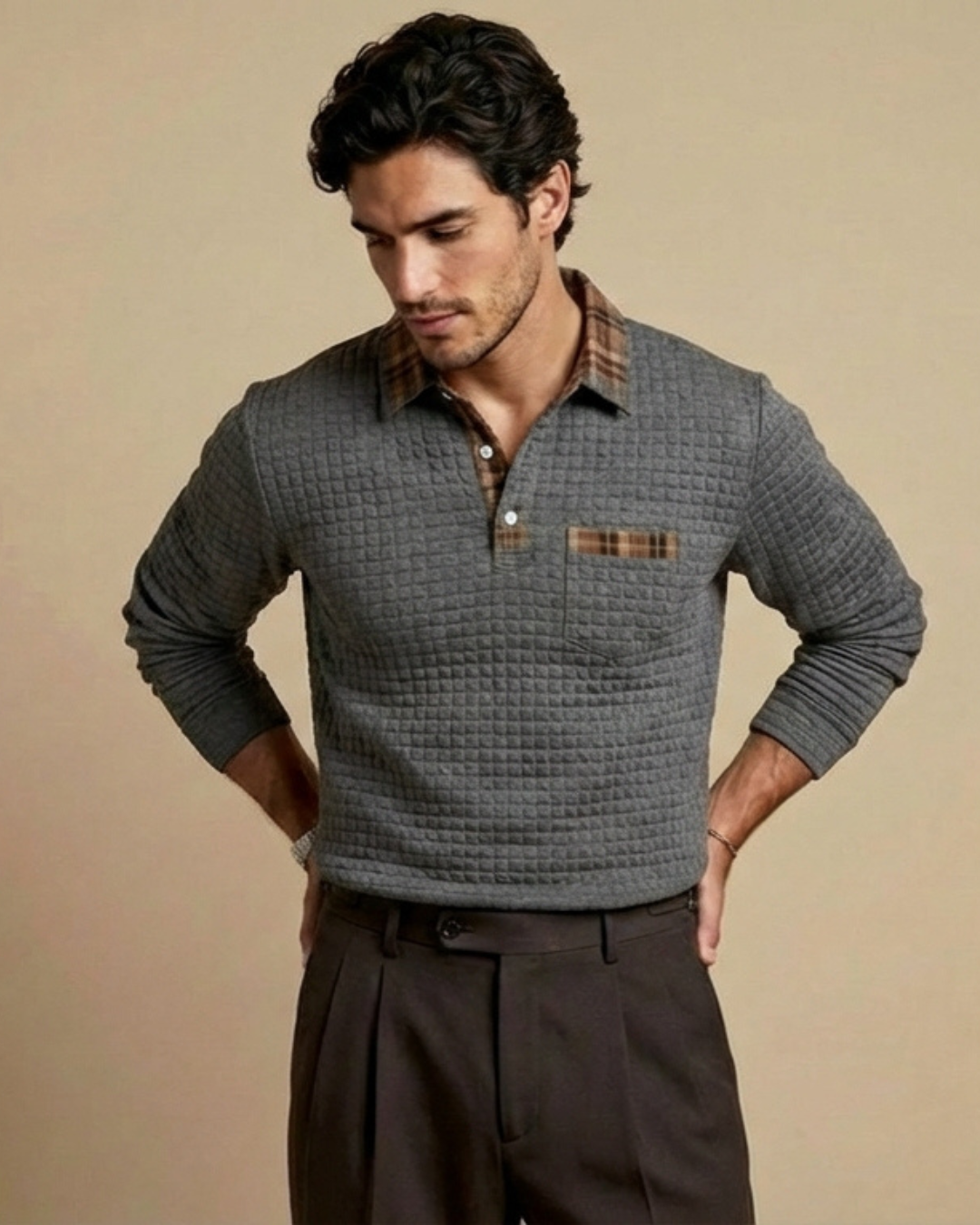 Suéter de punto gris con cuello tipo polo y bolsillo frontal