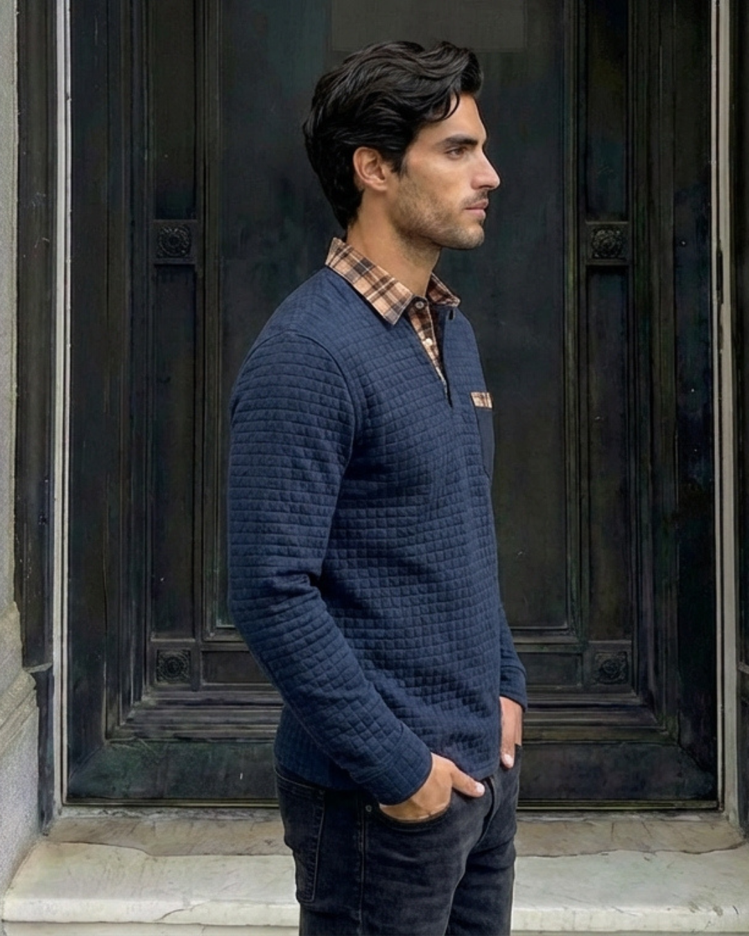Suéter de punto azul con cuello tipo polo y bolsillo frontal con etiqueta