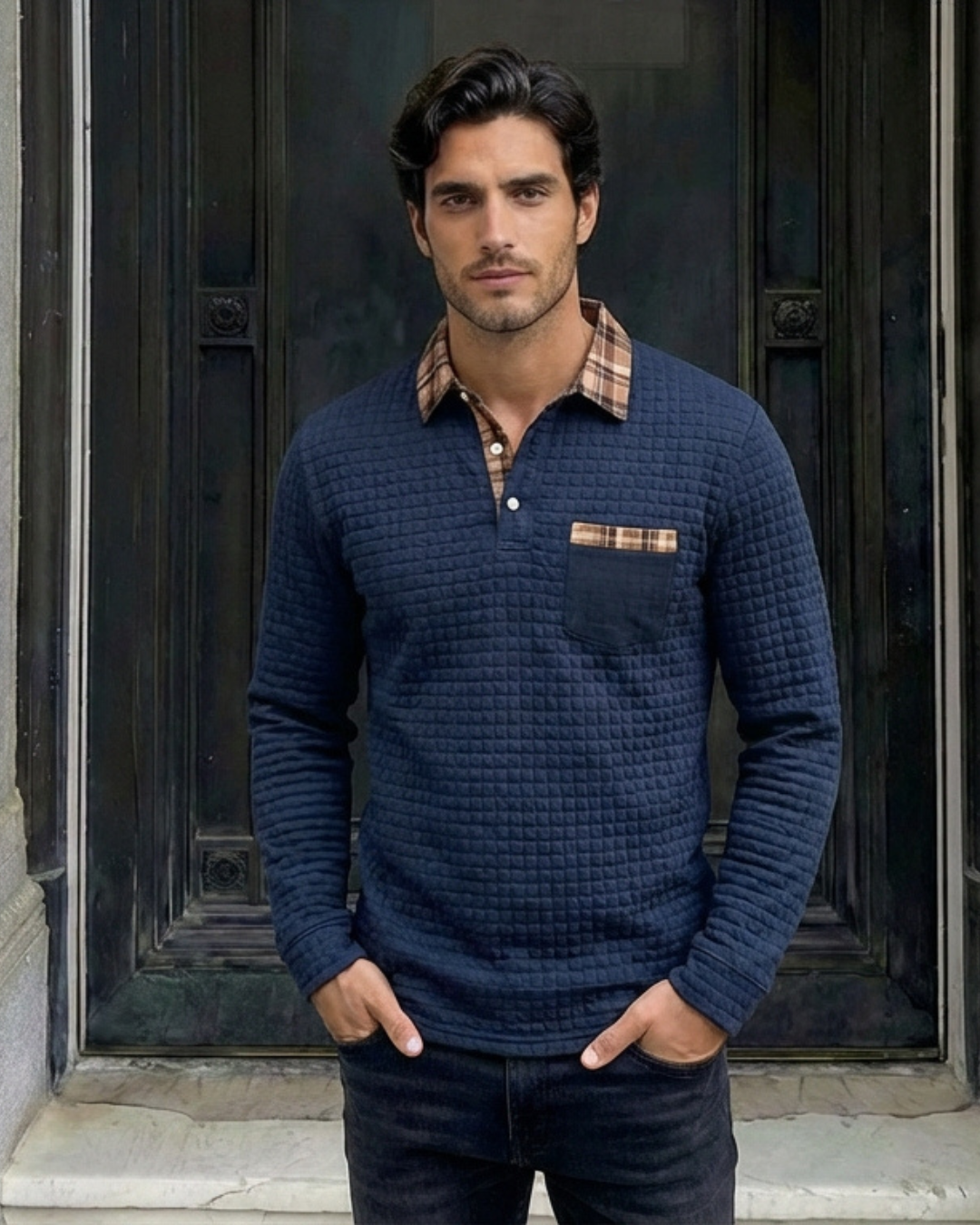 Suéter de punto azul con cuello tipo polo y bolsillo frontal con etiqueta