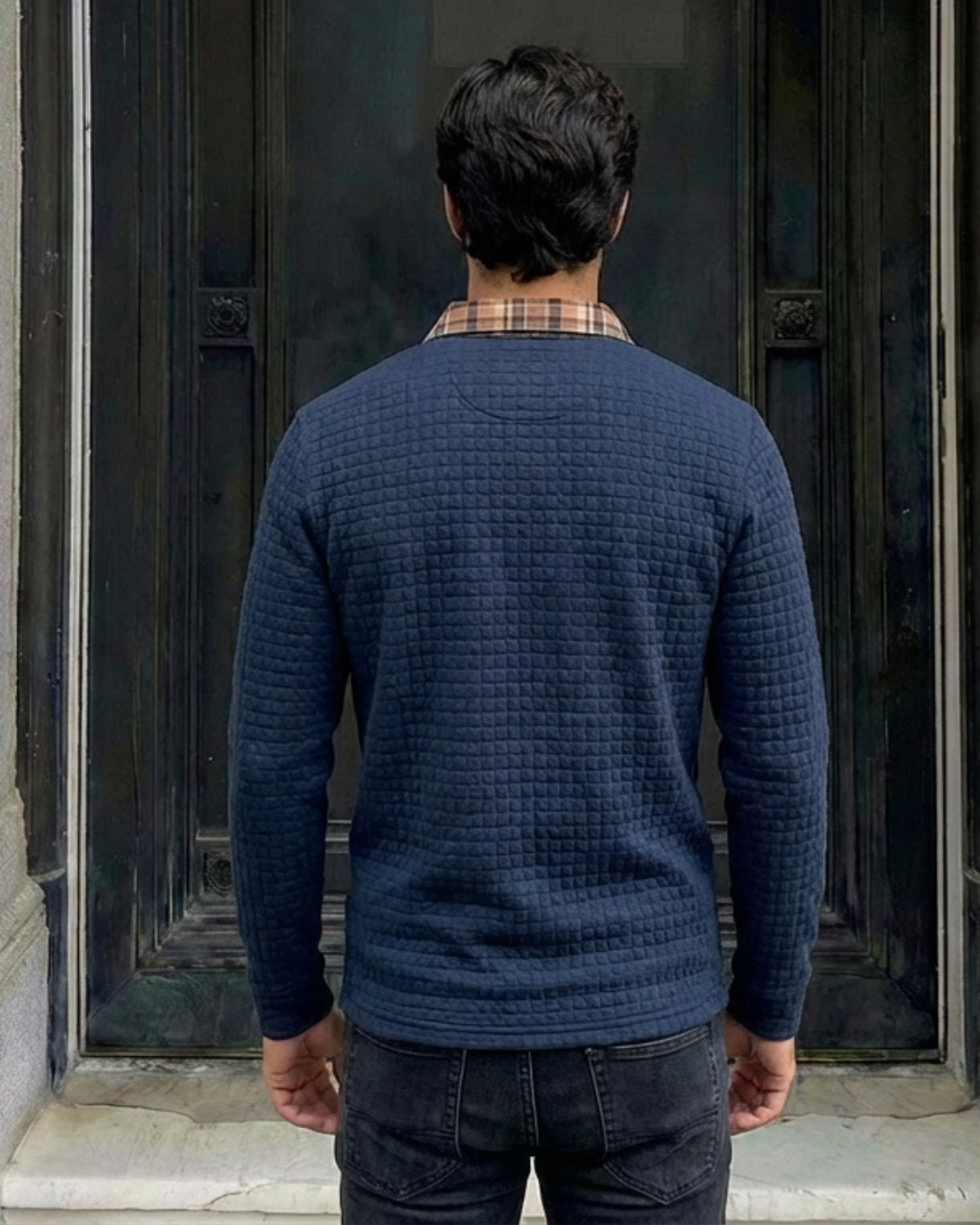 Suéter de punto azul marino con cuello redondo y textura acolchada