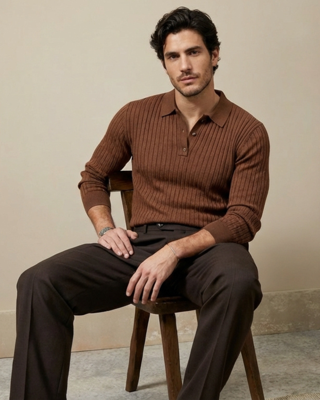 Jersey polo de punto marrón, cuello con botones, manga larga y tejido acanalado