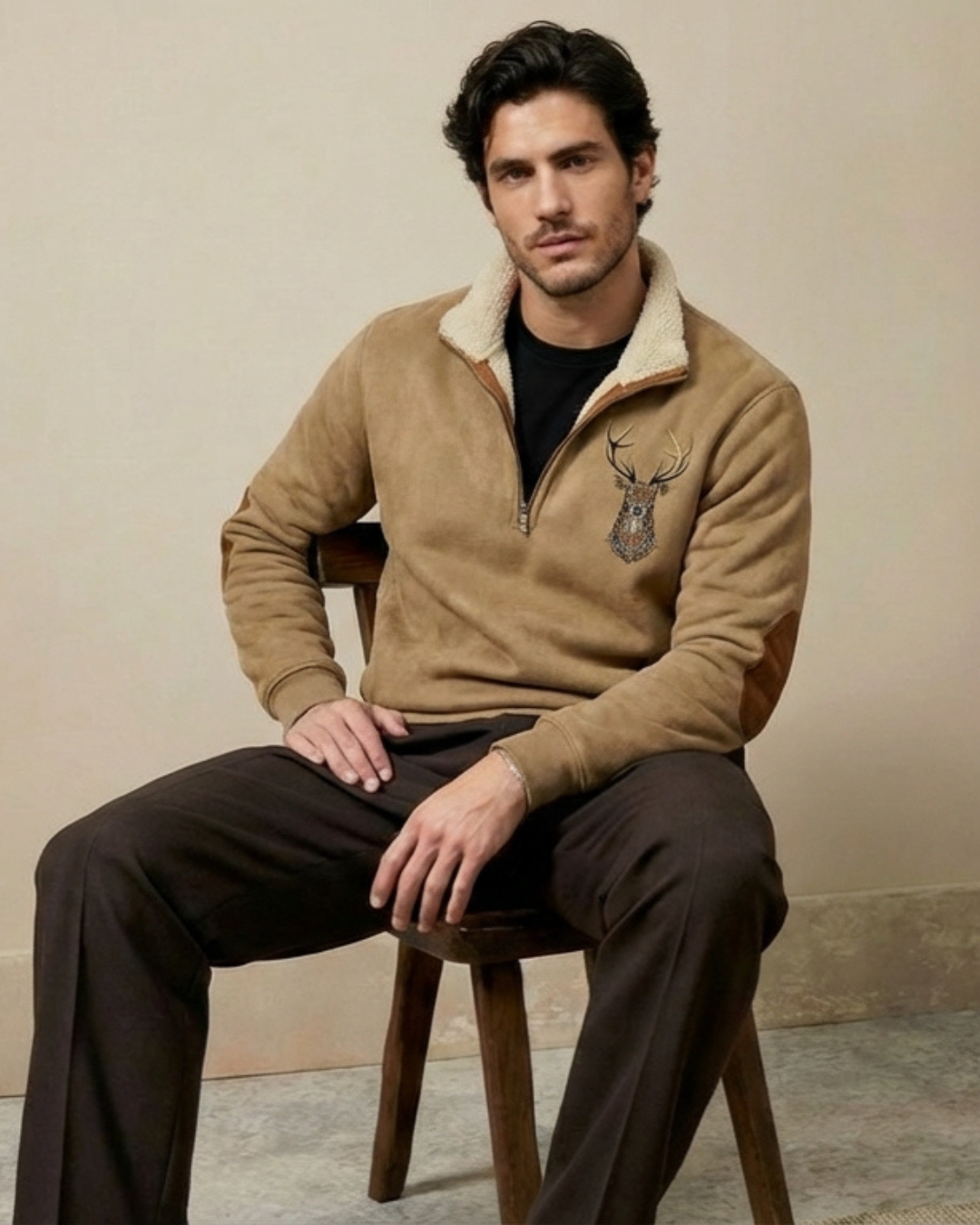Jersey tipo sudadera marrón con media cremallera y cuello sherpa, ciervo bordado