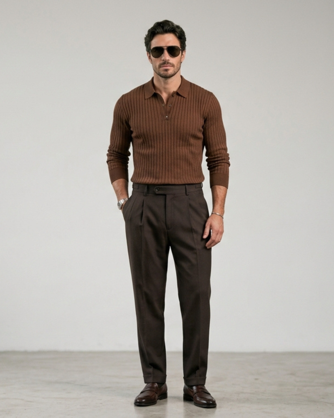 Jersey slim fit marrón de punto acanalado, cuello tipo polo con tapeta de botones