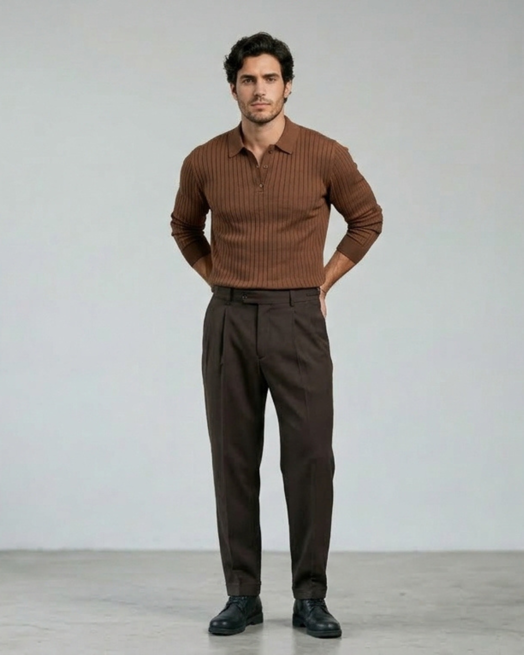 Jersey slim fit marrón de punto acanalado, cuello tipo polo con tapeta de botones